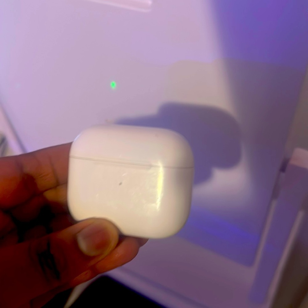 AirPod pro’s in good condition c
Case is in perfect condition 
Only 1 AirPod L